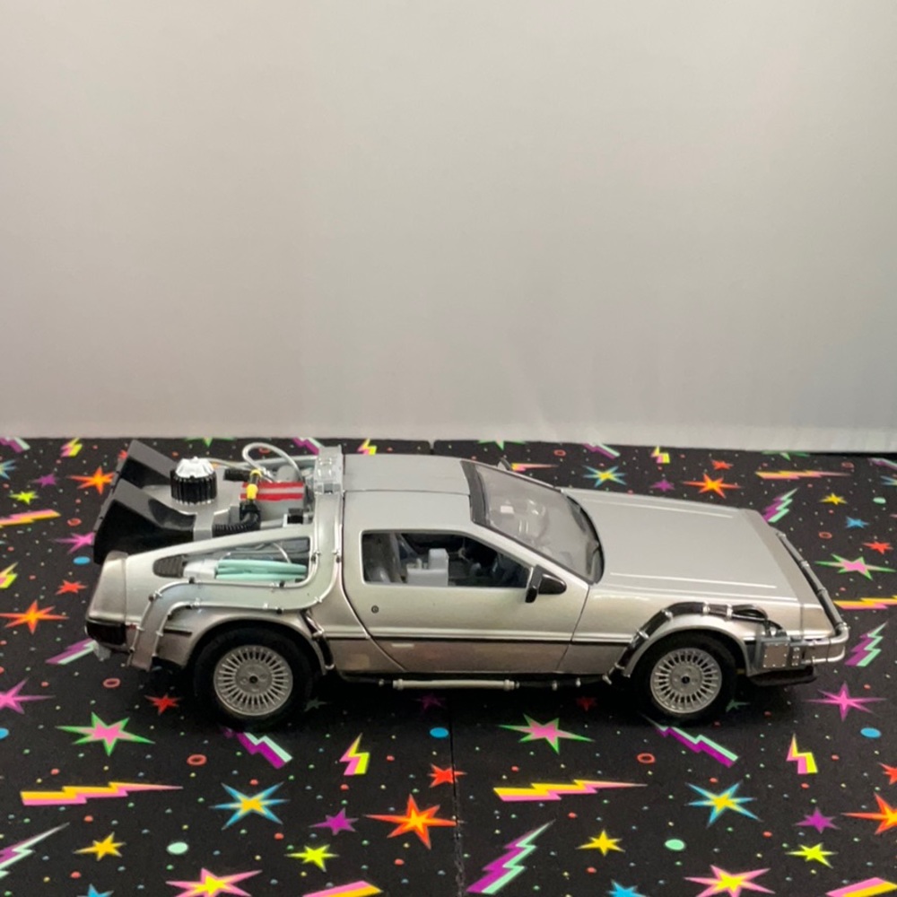 Pre-owned Welly Back to the Future II Delorean Time Machine **slightly damaged**